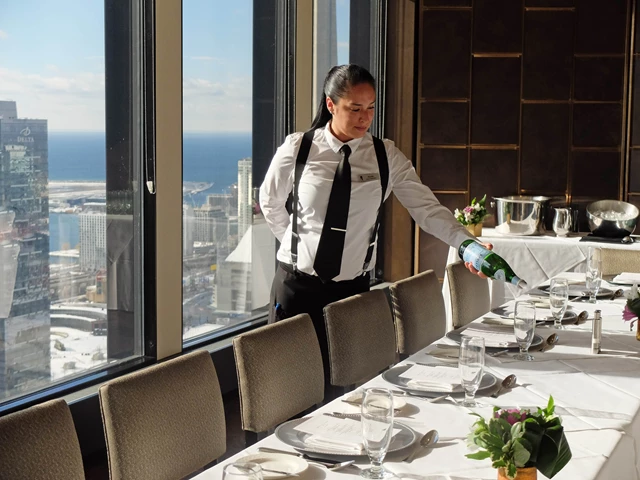 Restaurants: Stratus Restaurant 16