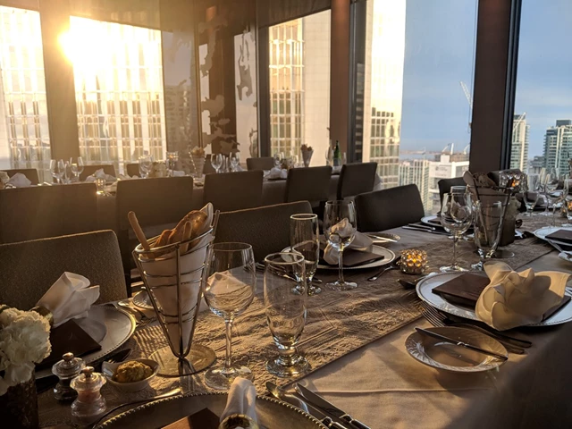 Restaurants: Stratus Restaurant 3